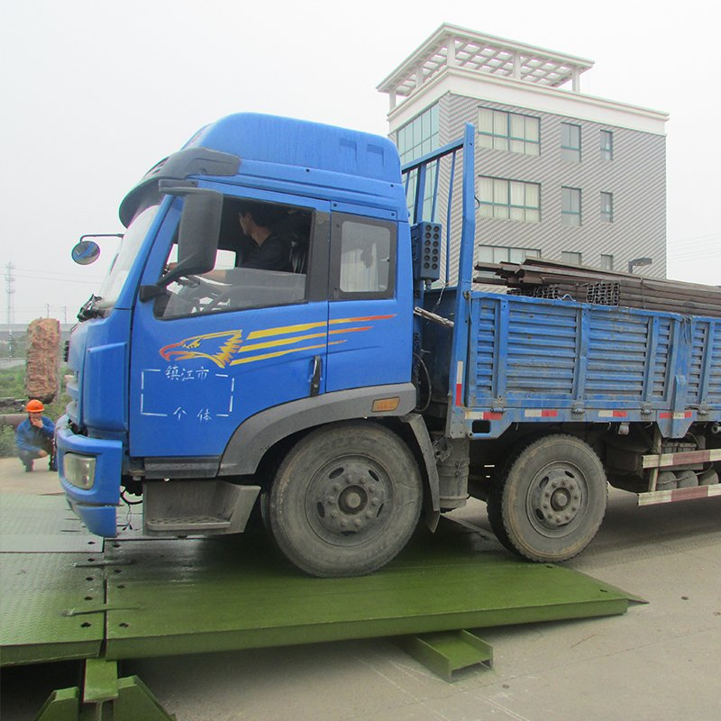 Durable Urban Metal Pedestrian Bridge for Enhanced Safety Solutions