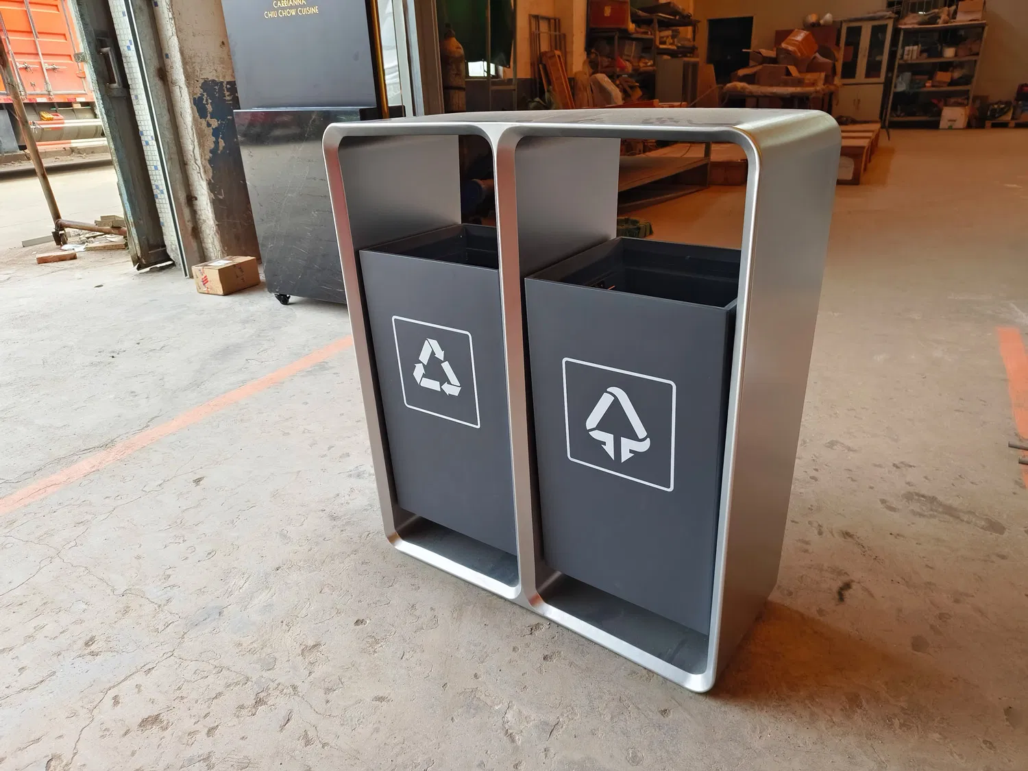 Мусорный бак из нержавеющей стали с логотипом