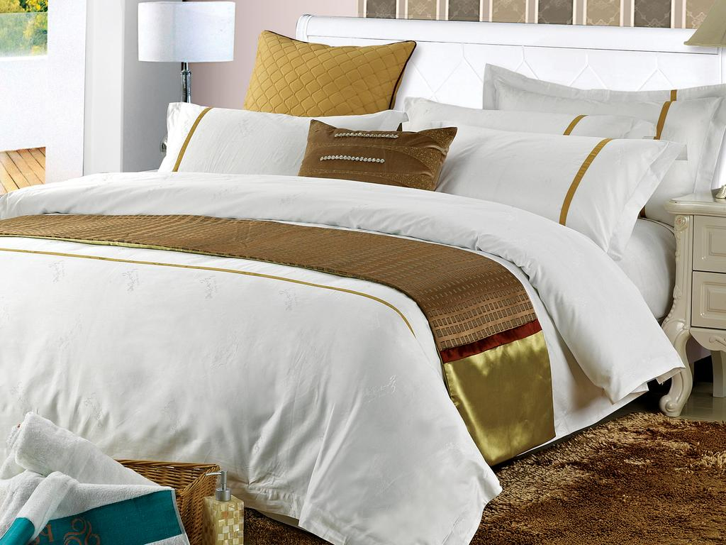 High Quality 100% Cotton Luxury White Hotel Embroidery Bedding Set