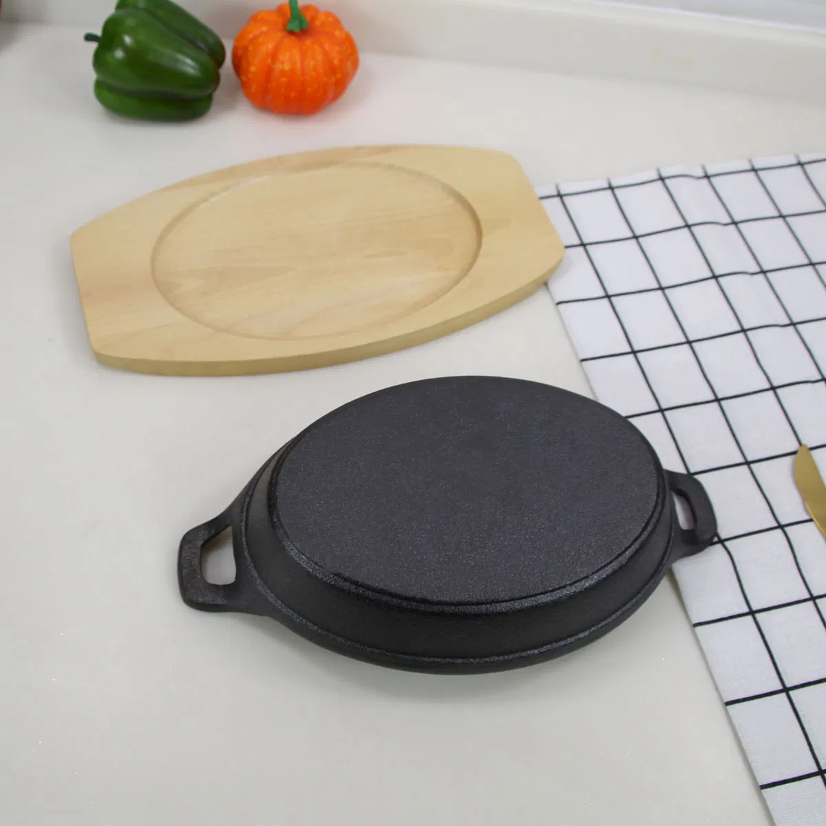 Christmas Steel 8.6"X6.1" 22X15cm Oval Nonstick Cast Iron Cow Sizzling Plate with Wooden Base Sizzling Pan Fajita Plate Set