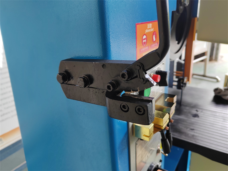 Ленточная пила по металлу полностью автоматическая