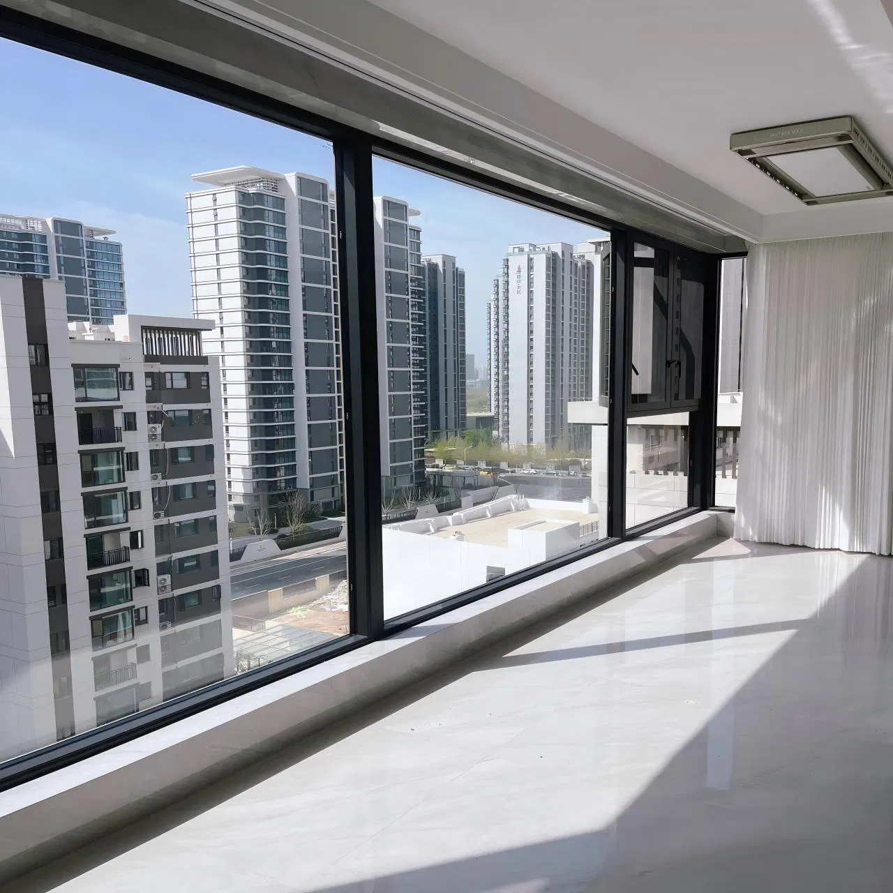 Алюминиевое распашное окно Winstar с порошковым покрытием