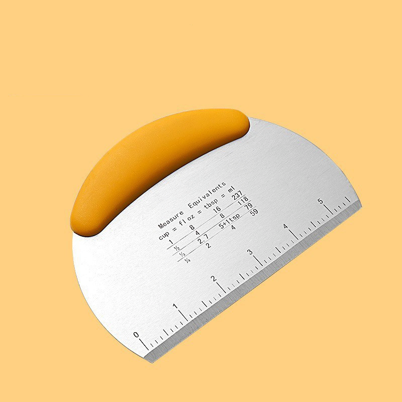 Многофункциональный скребок для теста с линейкой