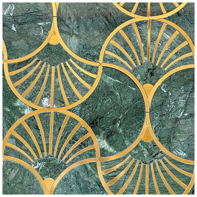 Мозаика из мрамора Verde Guatemala с латунным декором