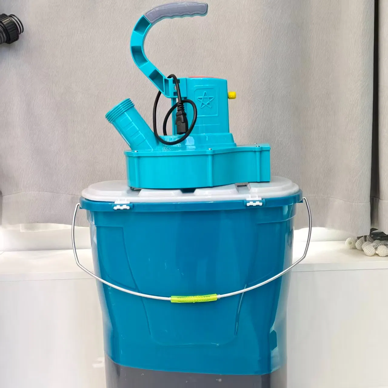 Functional Rechargeable Electric Fertilizer Applicator for Gardening