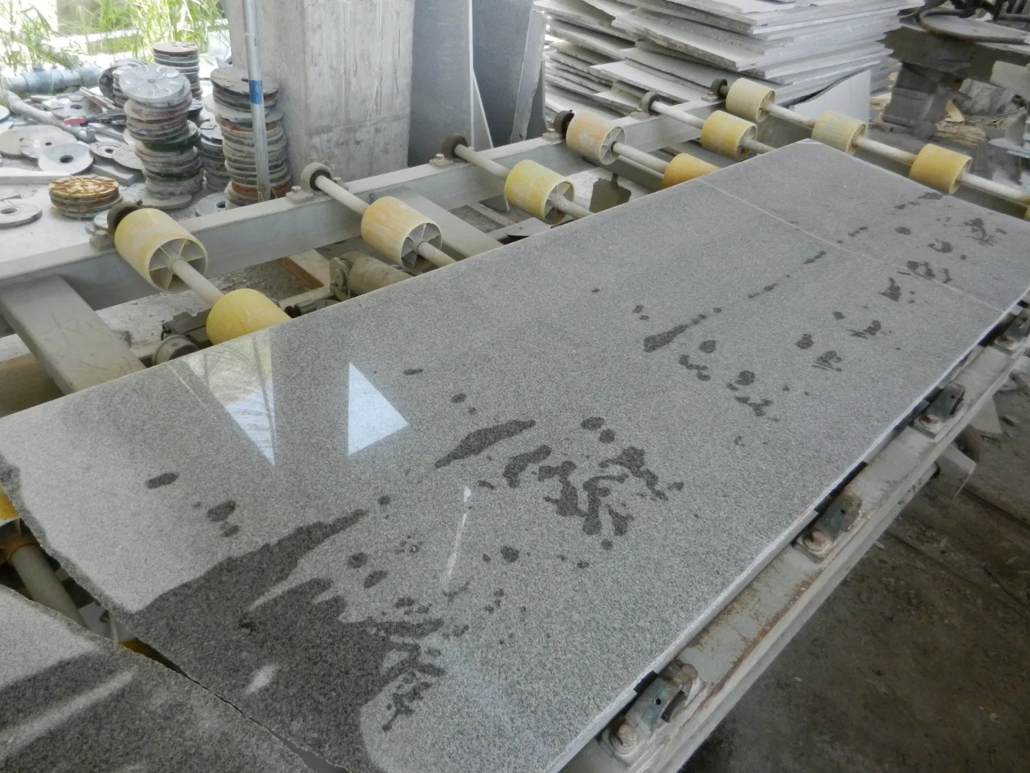 Sashaying Grey Granite Stone Slabs Outside Tiles and Paving Stone