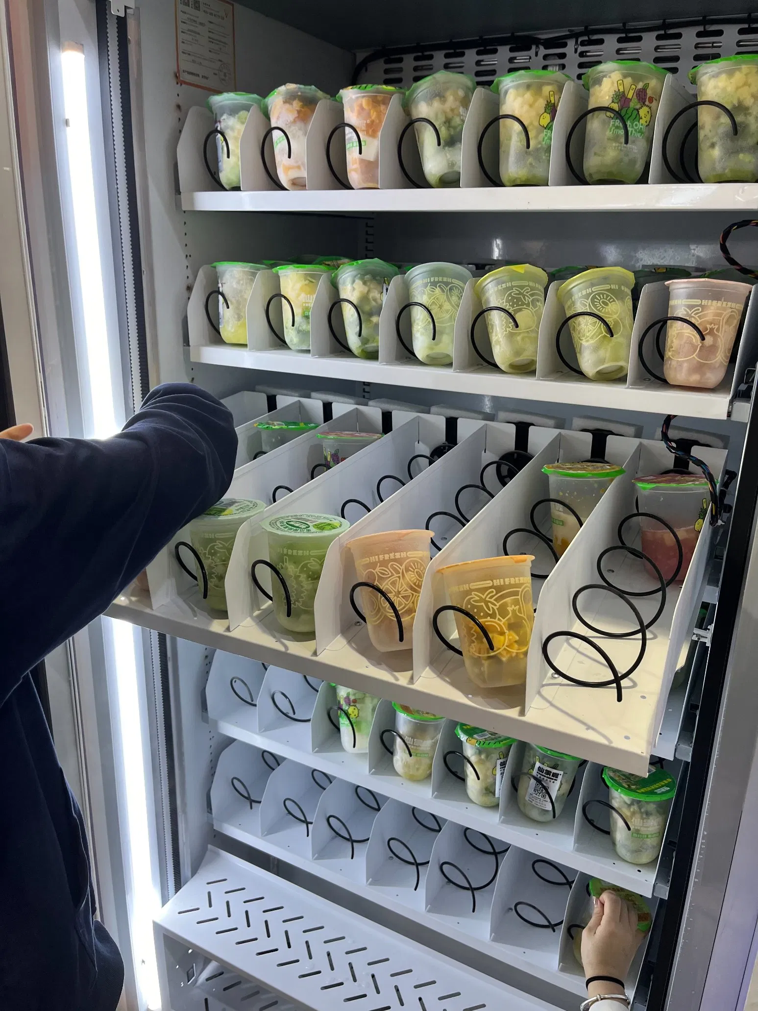 Vendlife Self Service Frozen Fruit Cup Smoothie Blend Vending Machine and Cooling Protein Shake Smoothie Ice Slushy Slush Maker Vending Machine with Qr Code