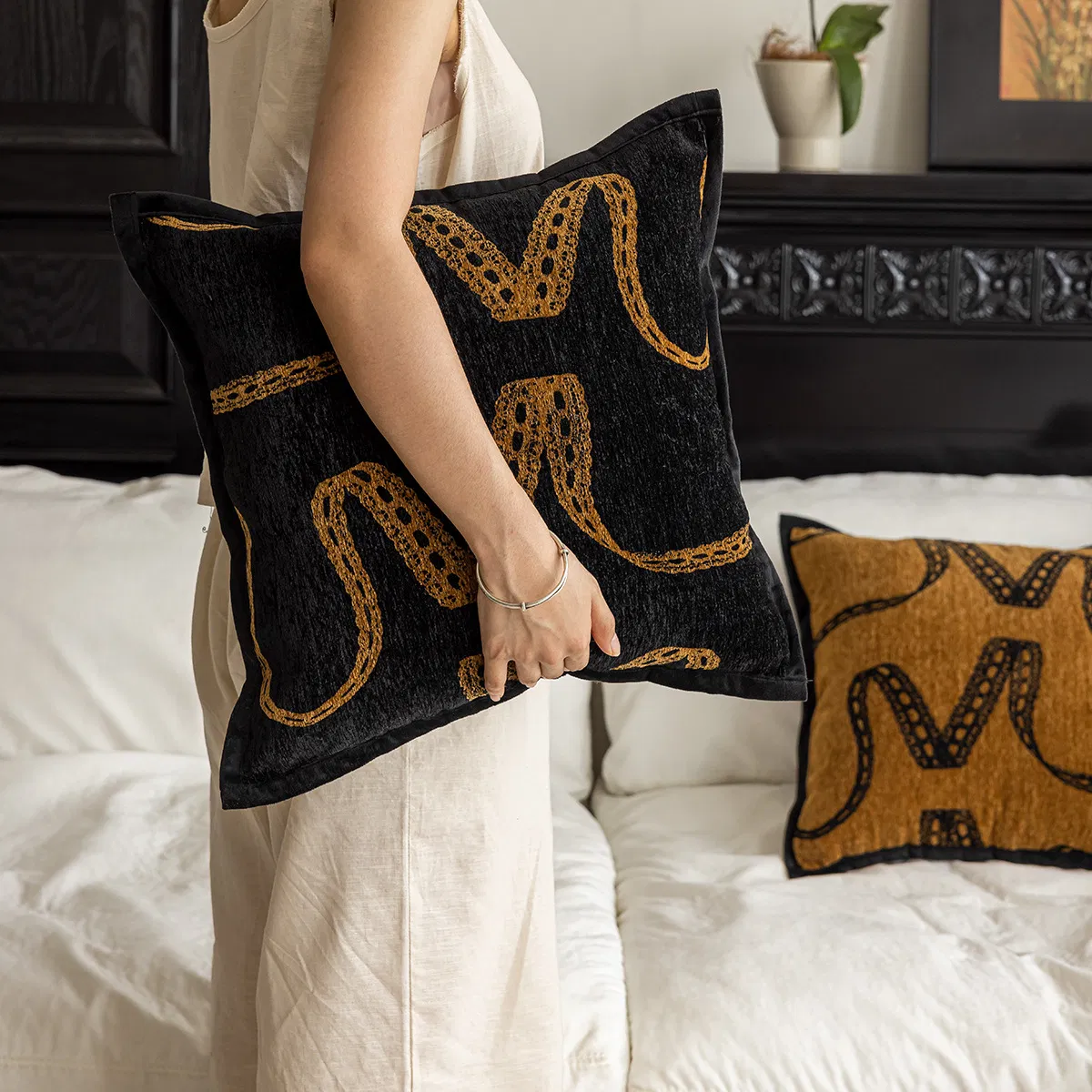 Classic Black Panther Chenille Jacquard Pillow Cover Wholesale Soft 45X45 Pillow Cases Cushion Cases