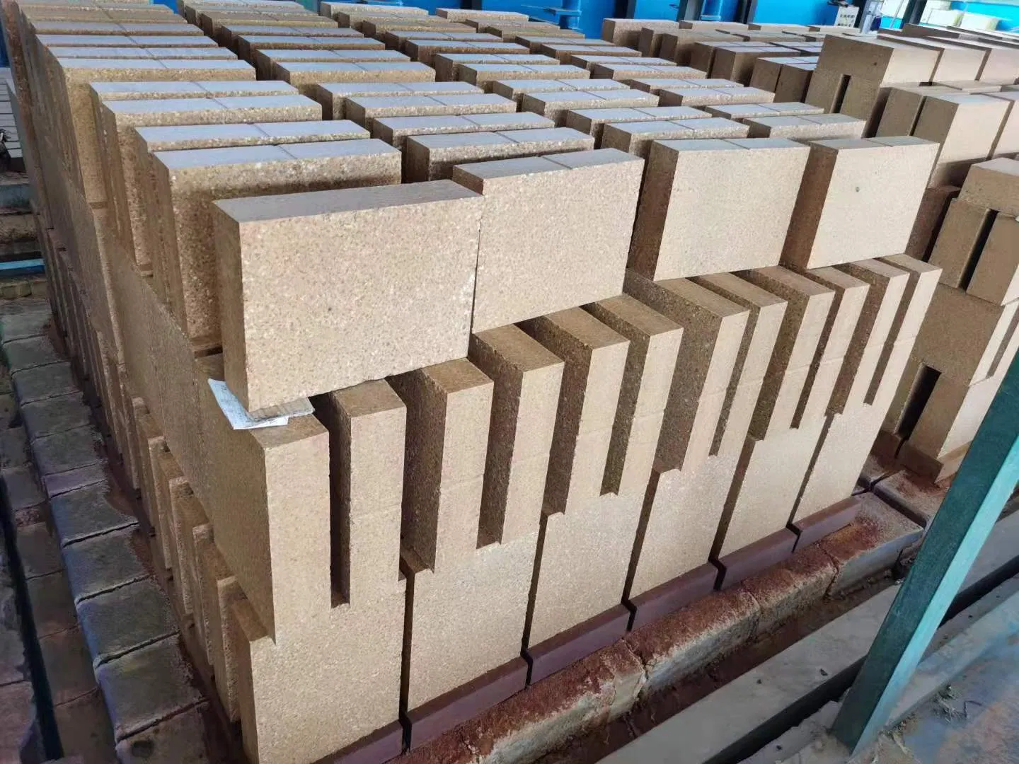 Магнезито-глиноземистый огнеупорный кирпич MLJ85 для печей