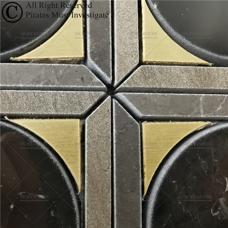 Мозаика Nero Marquina с латунными вставками