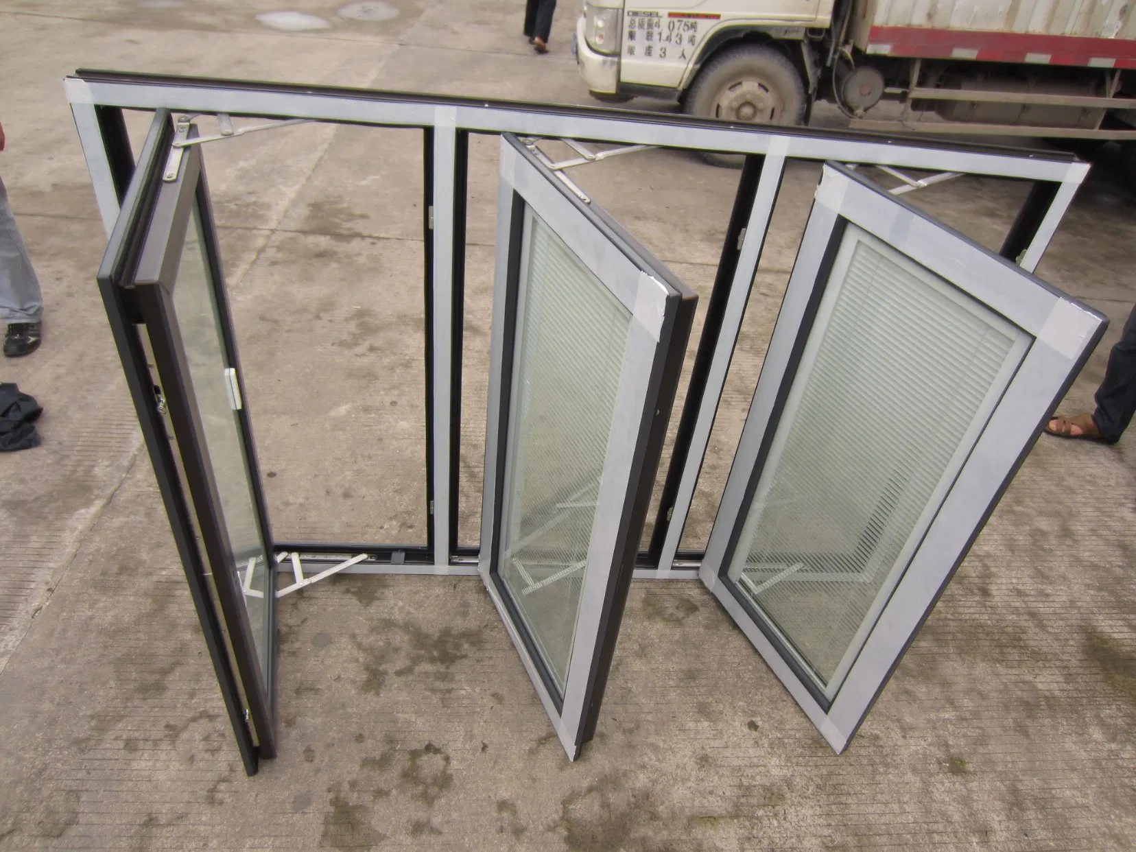 Outswinging Thermal Break Plastic Three Sides Casement Window with Blinds