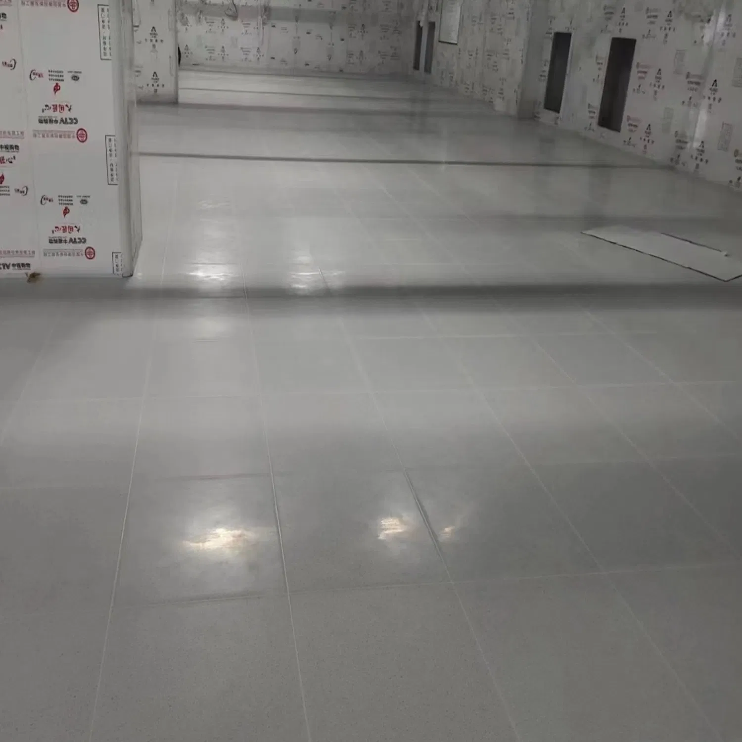 Износостойкая антистатическая ПВХ плитка для серверных