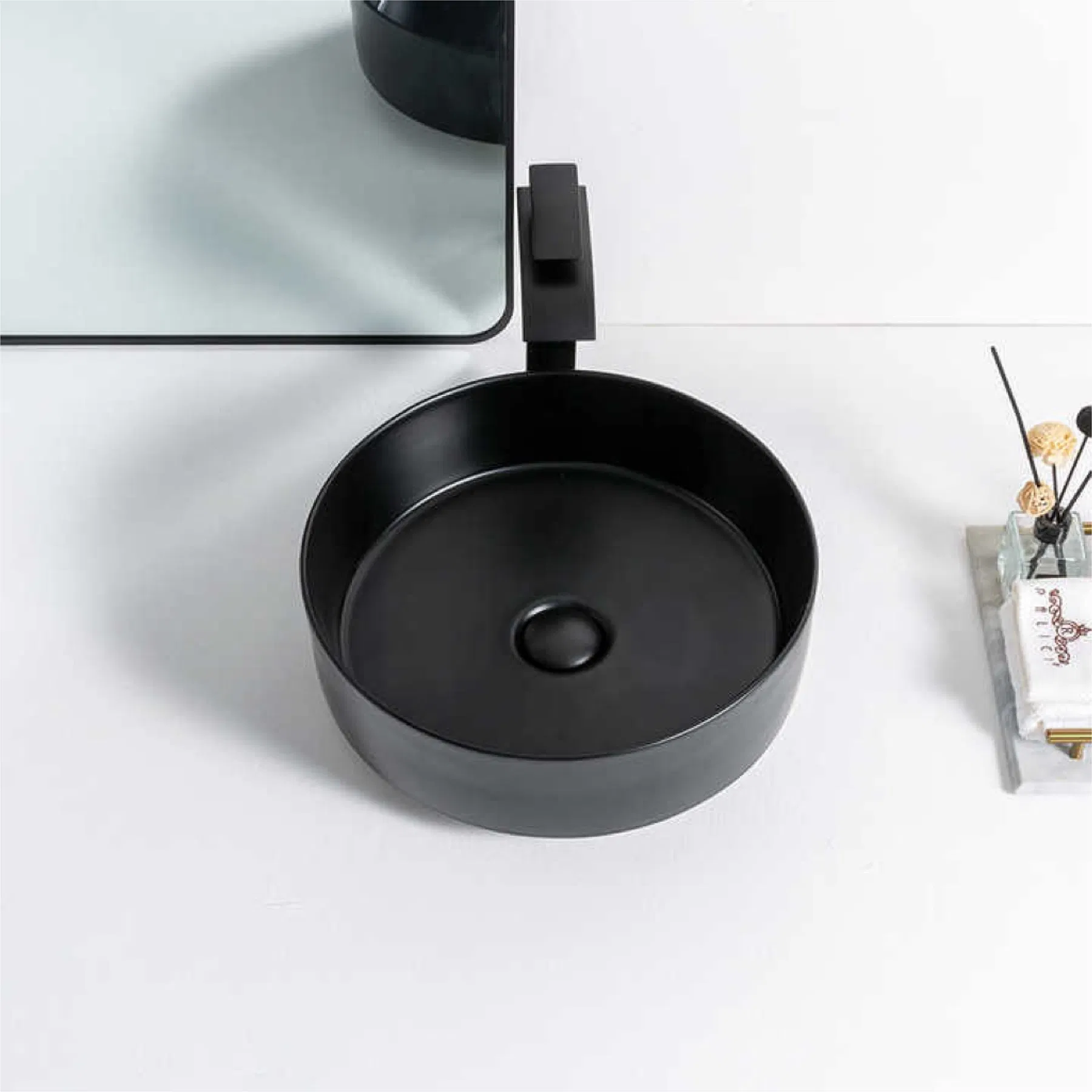 Черная круглая керамическая раковина для ванной