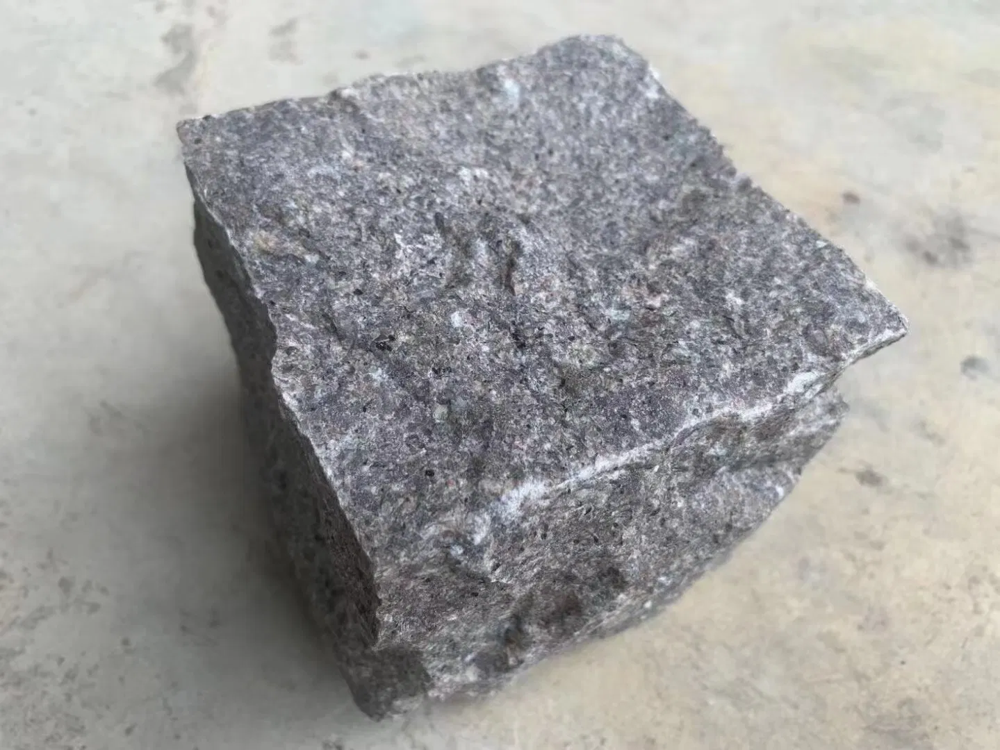Chinese Factory Cheap Granite Pavement Cubic Porphyry Red/Green Cobbles Paving Stone