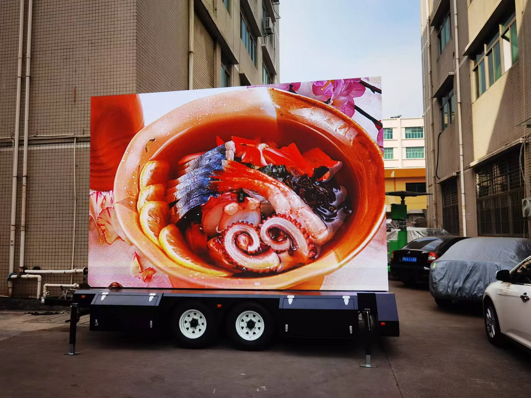 P4 Outdoor Mobile LED Trailers Display Screen Billboards Giant Advertising