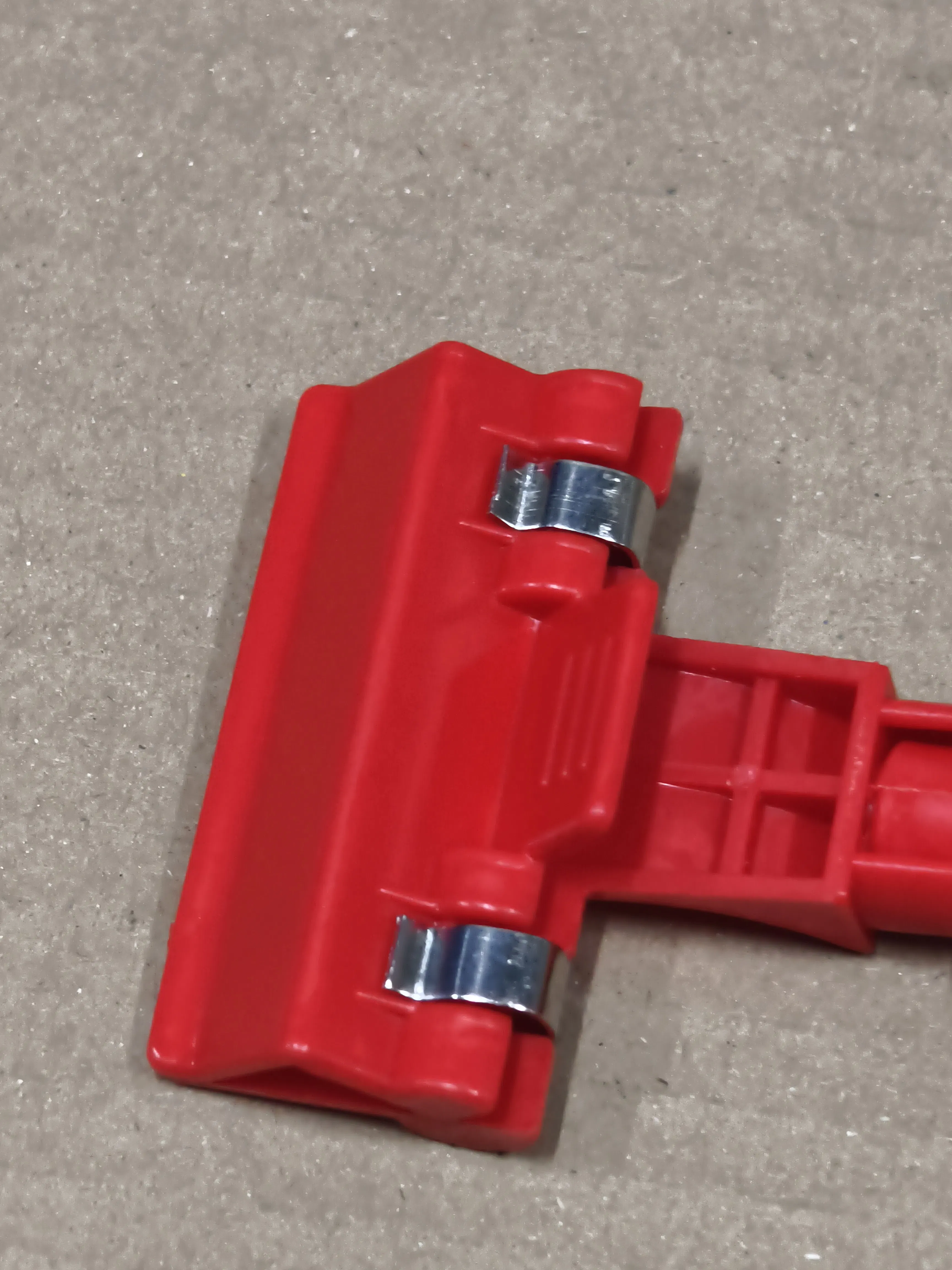 Label Clips for Supermarkets: Eco-Friendly Red and White Double-Ended Clips