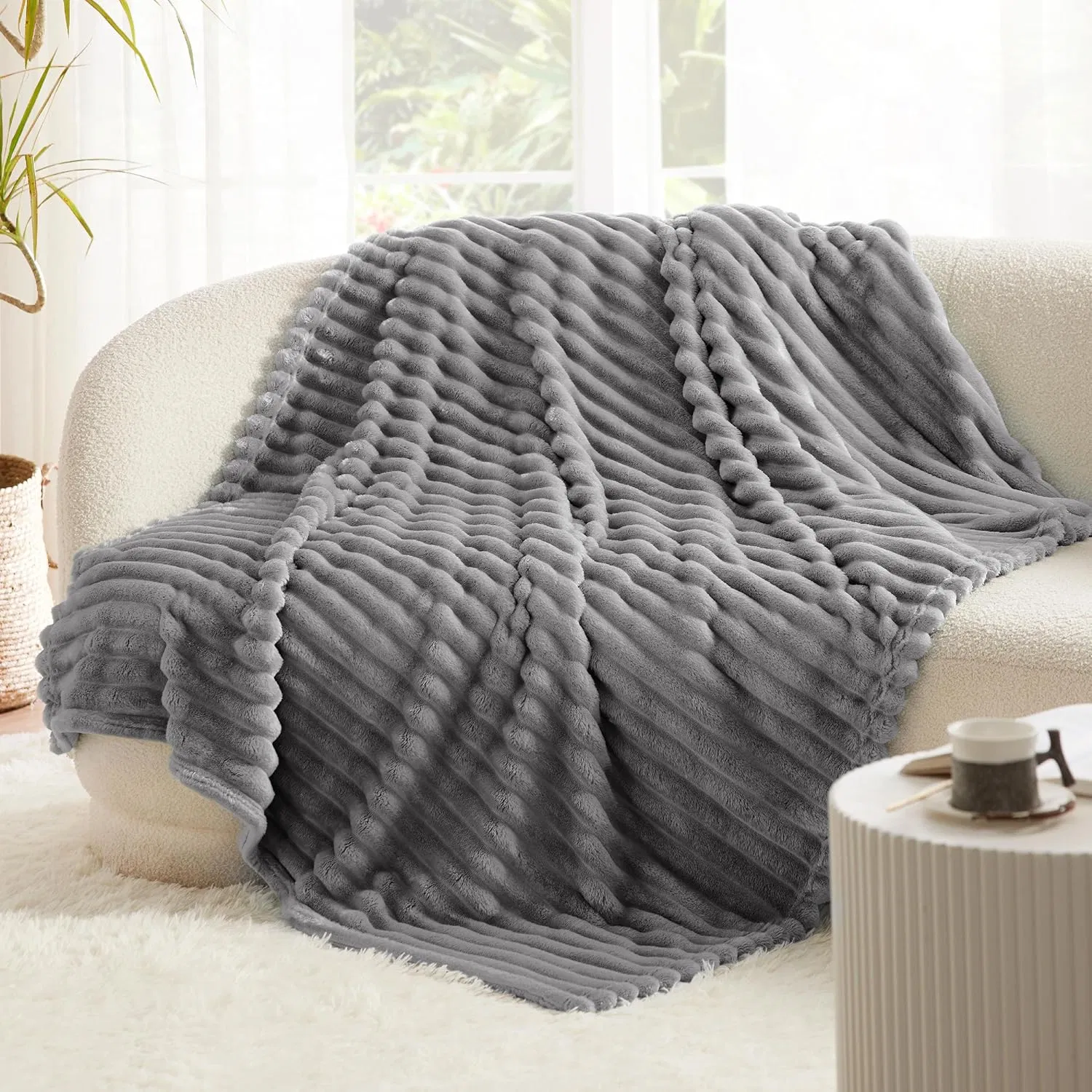 Luxurious Flannel Throw Blanket for Cozy Warmth and Style