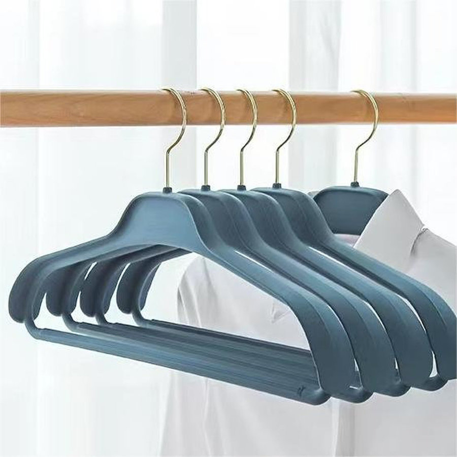 Пластиковая вешалка с широкими плечиками RY220330