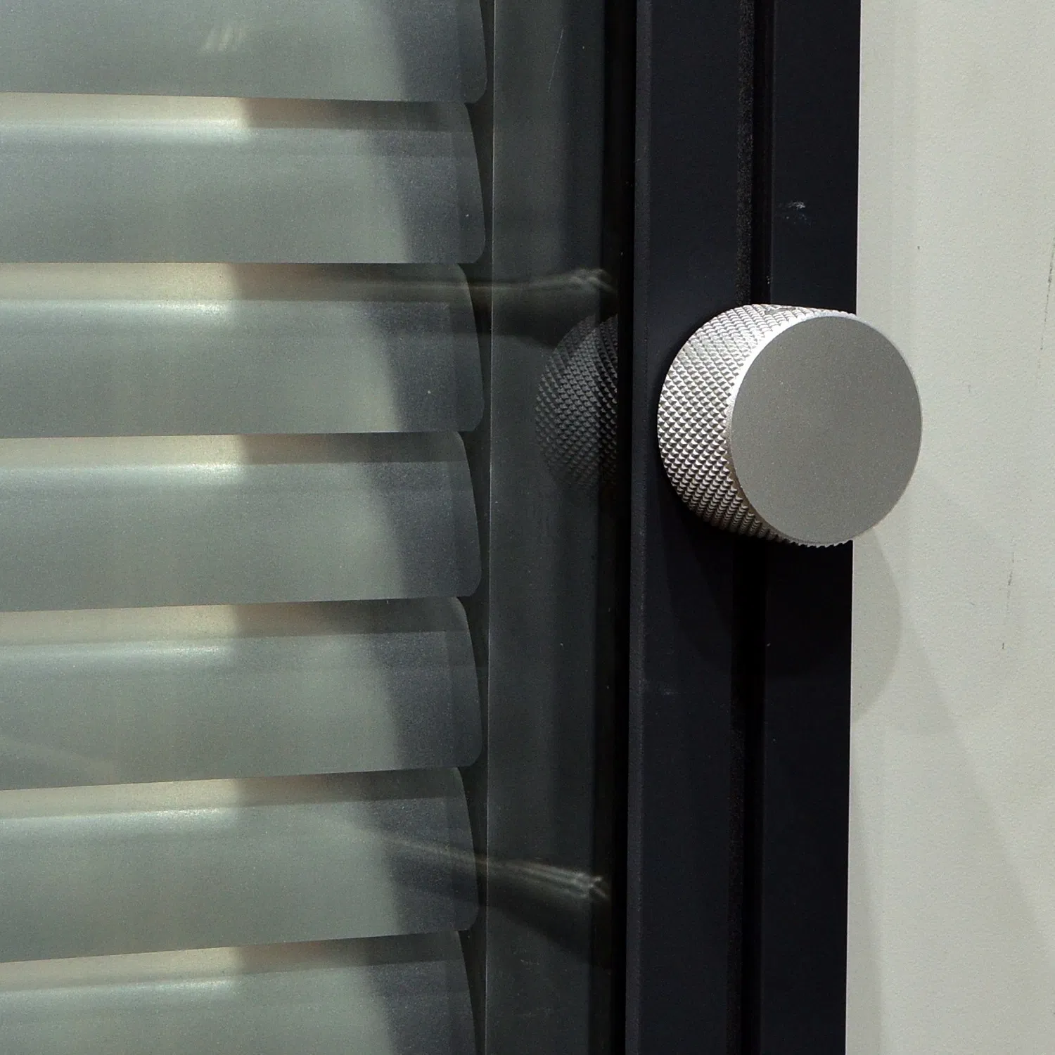 Office Partition with Inside Louver to Improve Privacy and Has Easy Control Handle