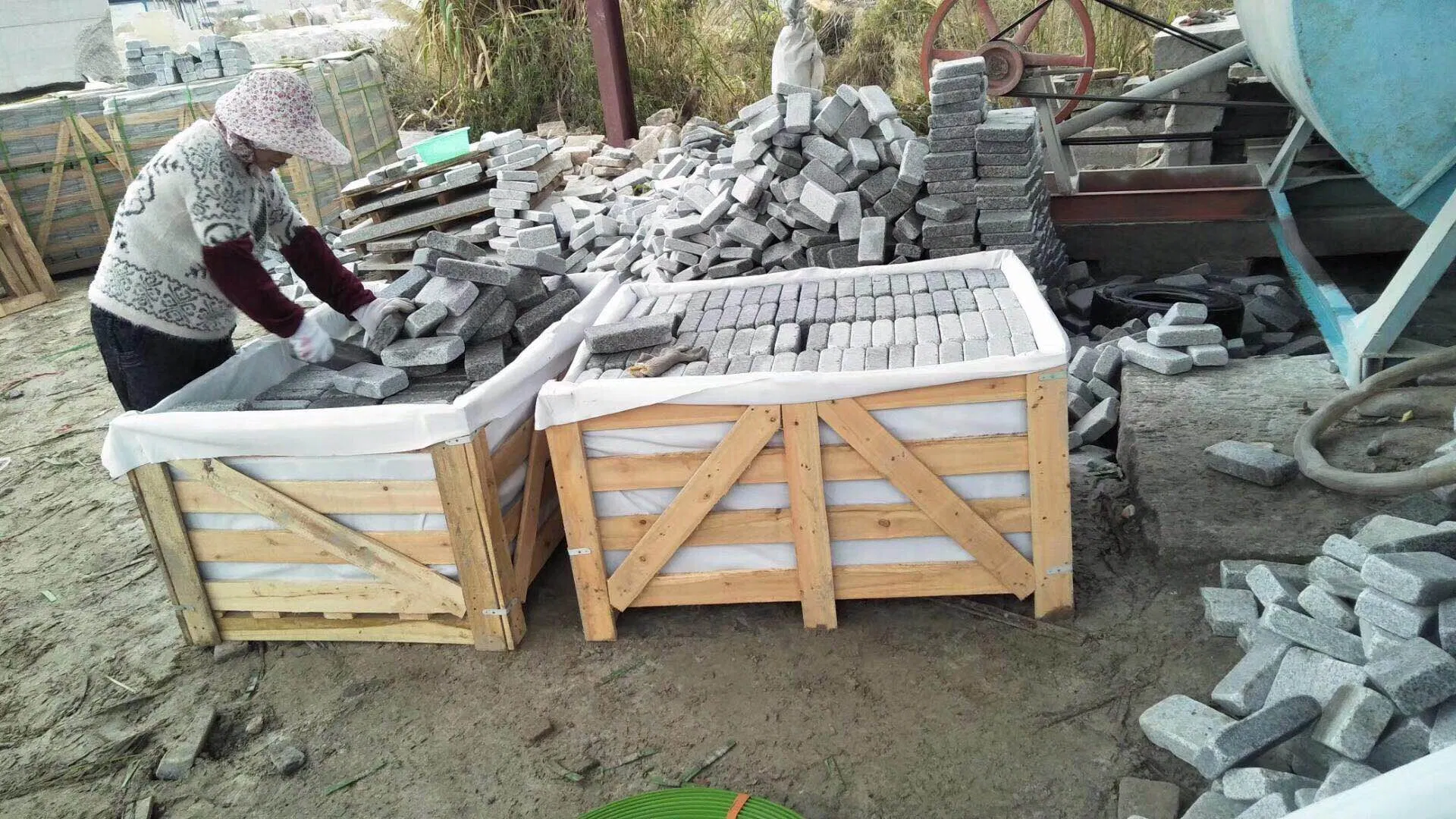 Tumbled Dark Grey Granite G654 Stone Paving for Driveway &Yard Pattern