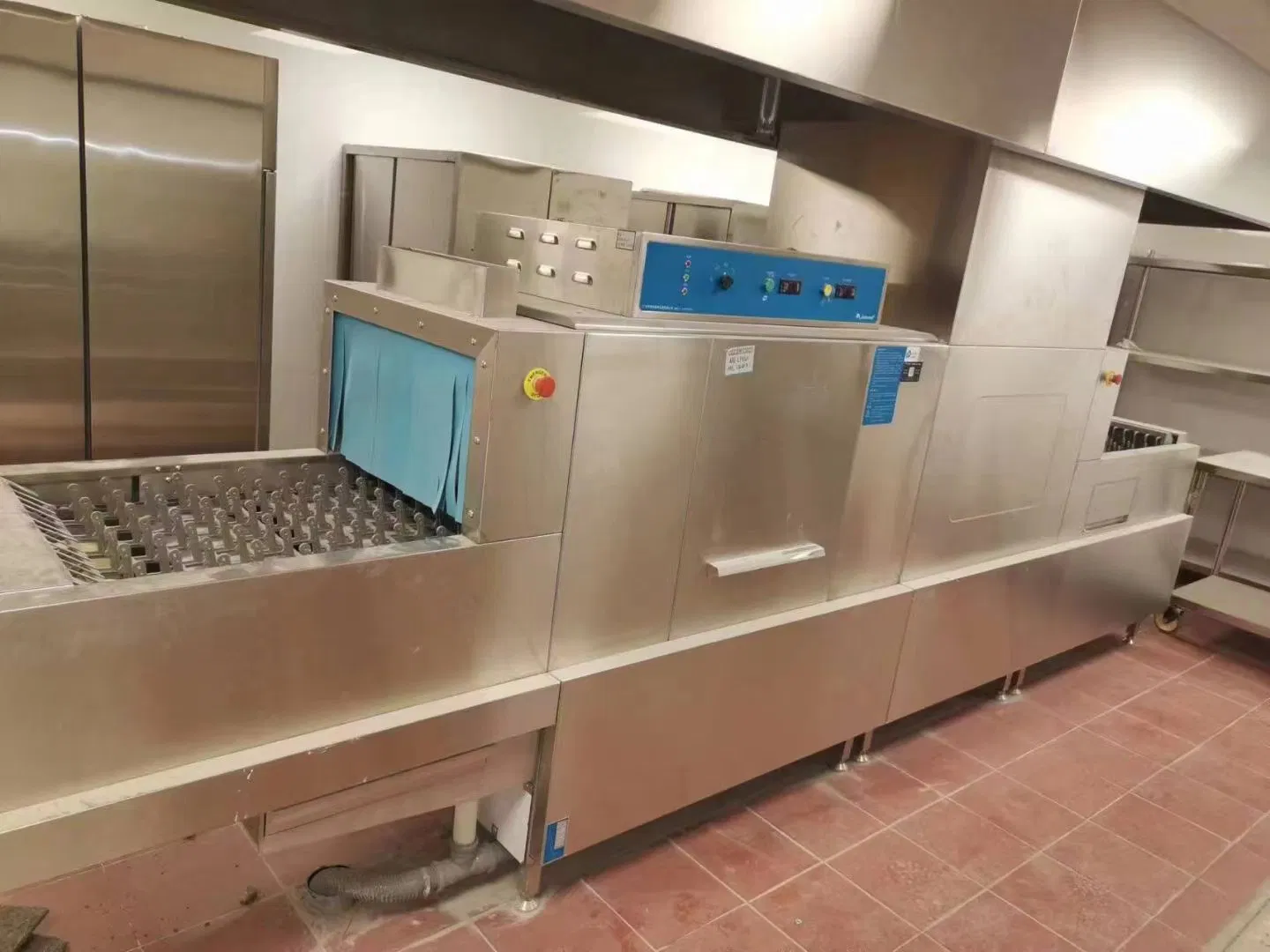 Channel-Type High-Efficiency Commercial Dishwasher for Restaurant Kitchens