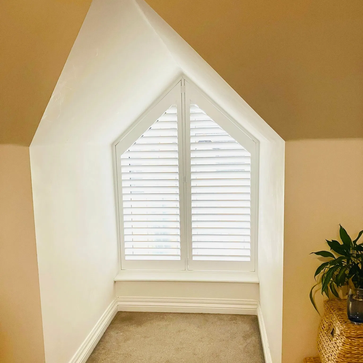 76mm Hardwood Shaped Shutter in Pure White and Stainless Steel Hinges