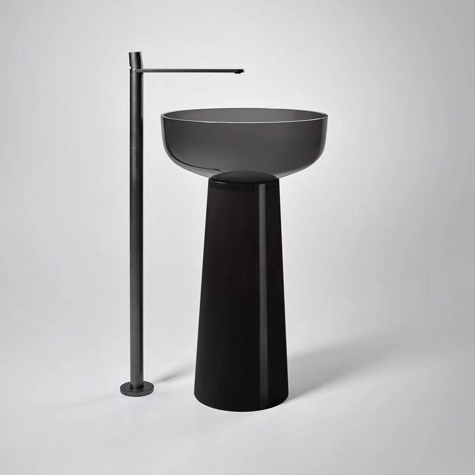 Раковина-стойка из прозрачной смолы черно-серого цвета