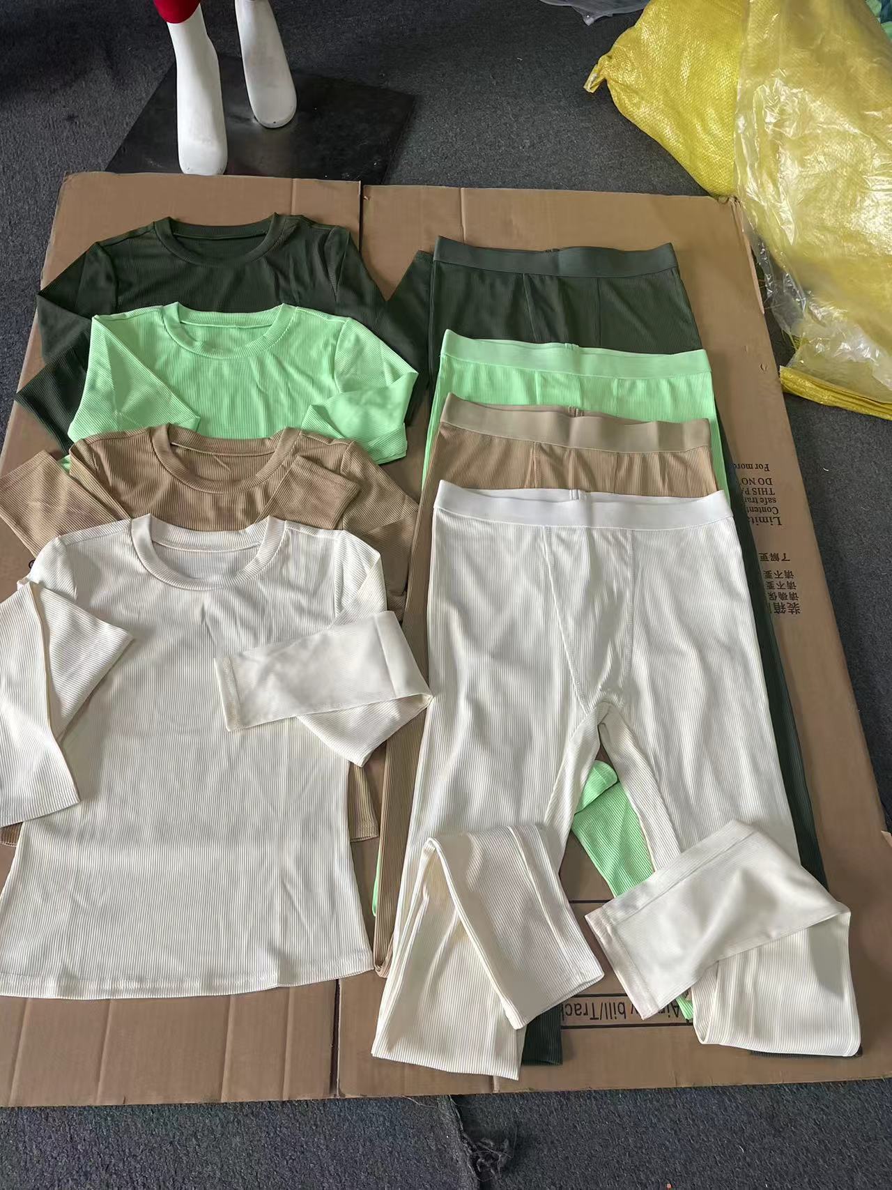 Комплект женский осенний красный для отдыха в рубчик