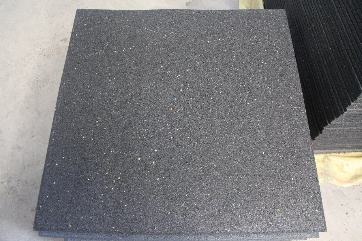 Резиновое противоударное покрытие 60x60 см для спортзала