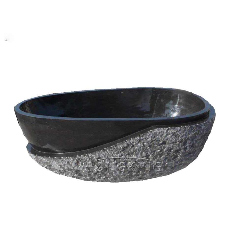 Черная мраморная ванна с грубой фактурой