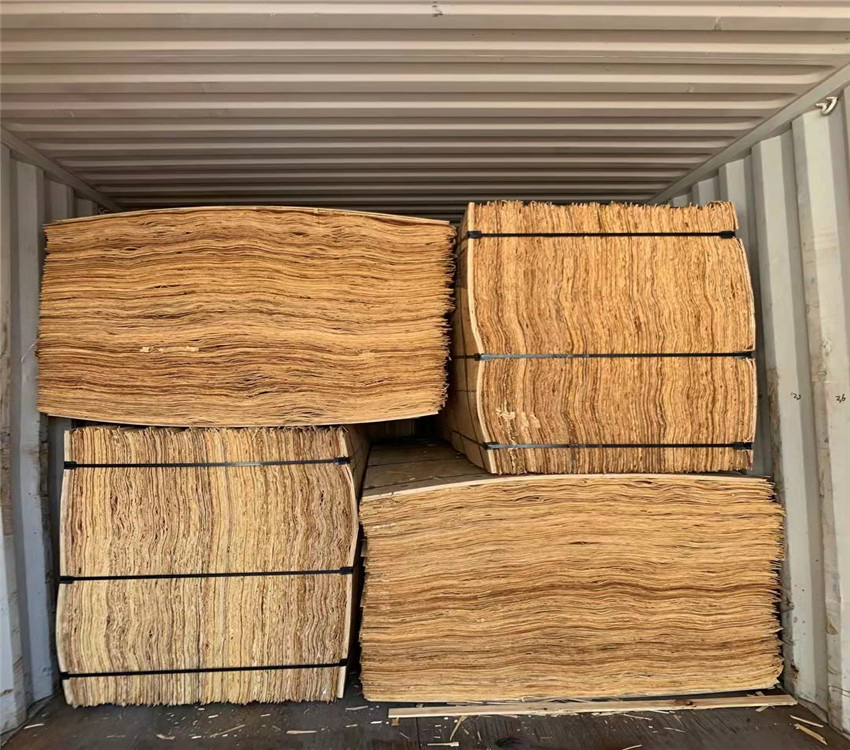 Export Grade Manufacturer Pine Core Layers Grade Bb / Cc Pine Veneer for Plywood Core