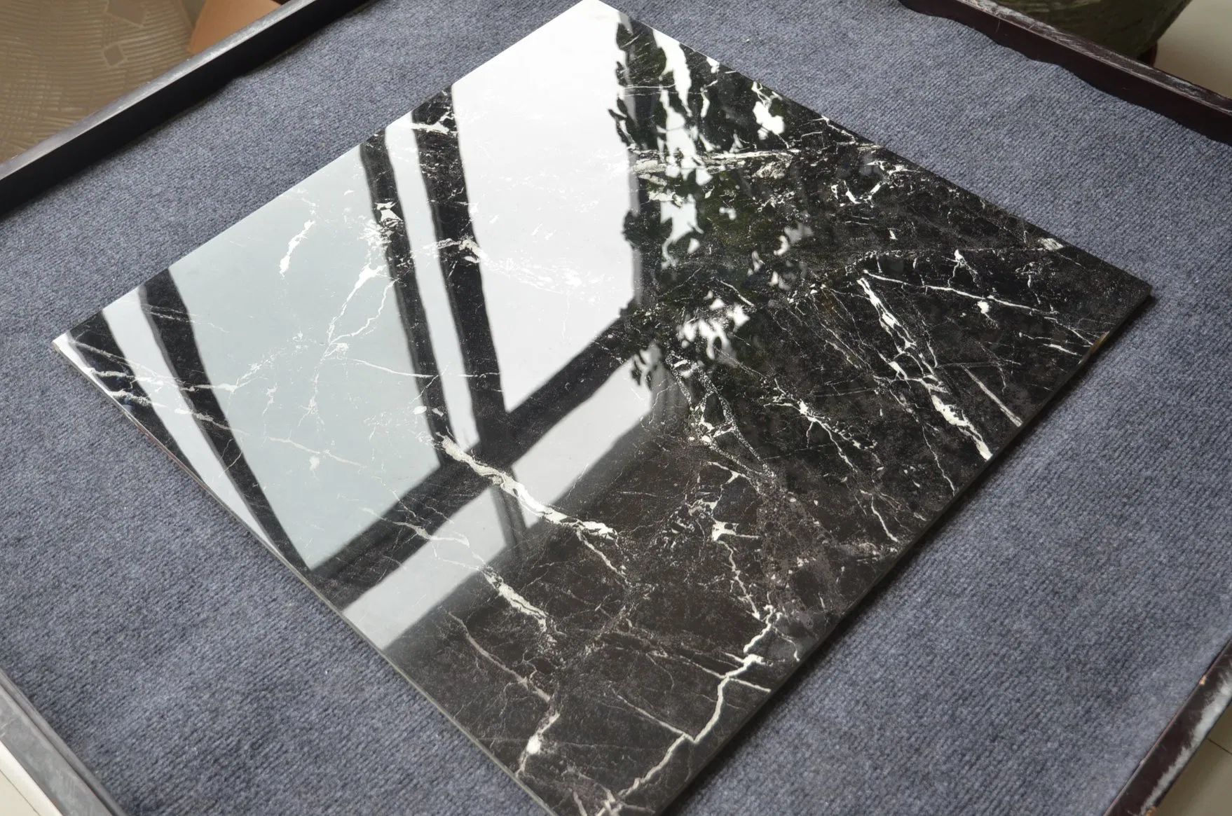 Керамогранитная плитка 600x600 мм черно-белая квадратная