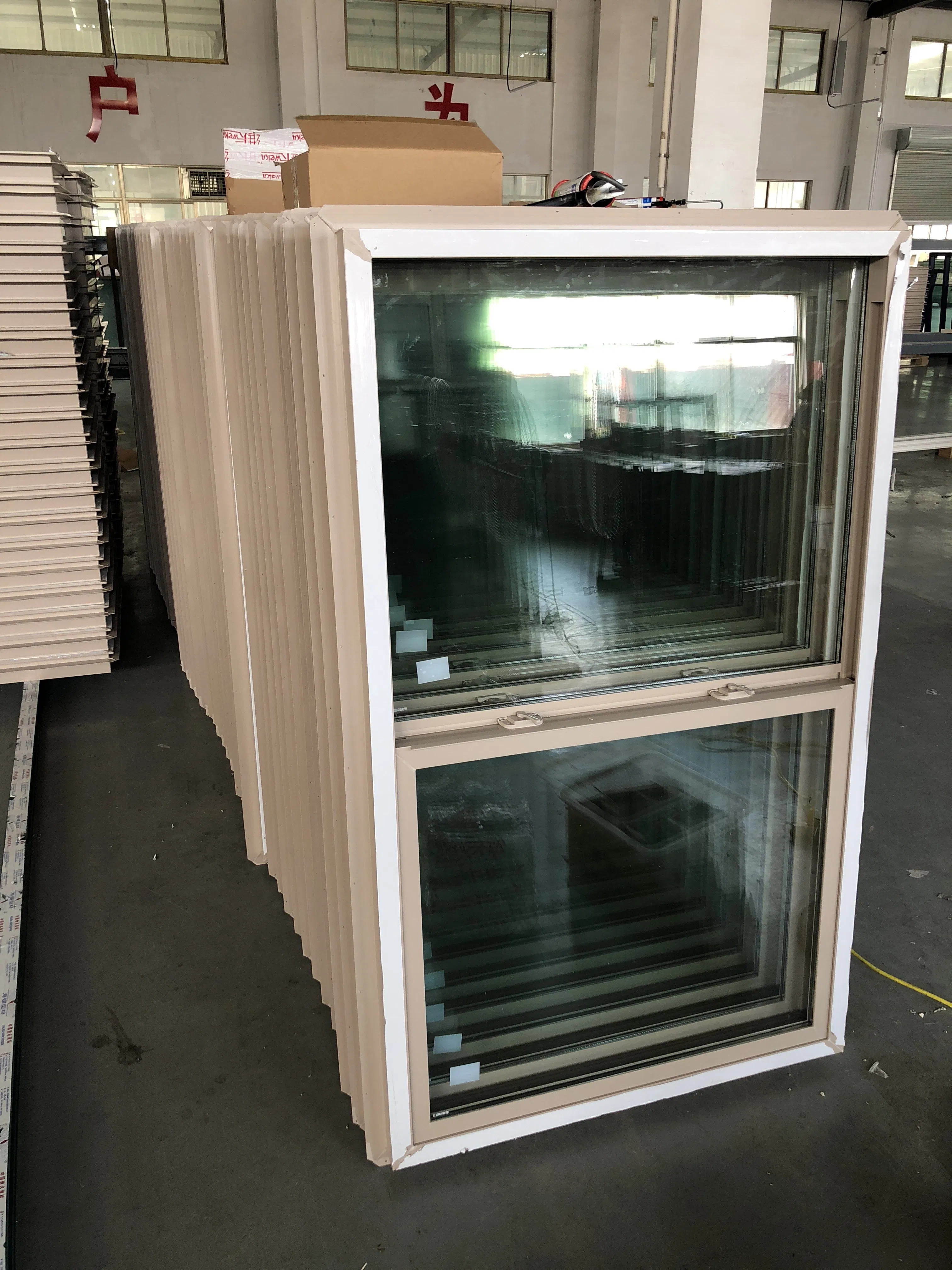 Белые ПВХ окна с двойным остеклением и москитной сеткой