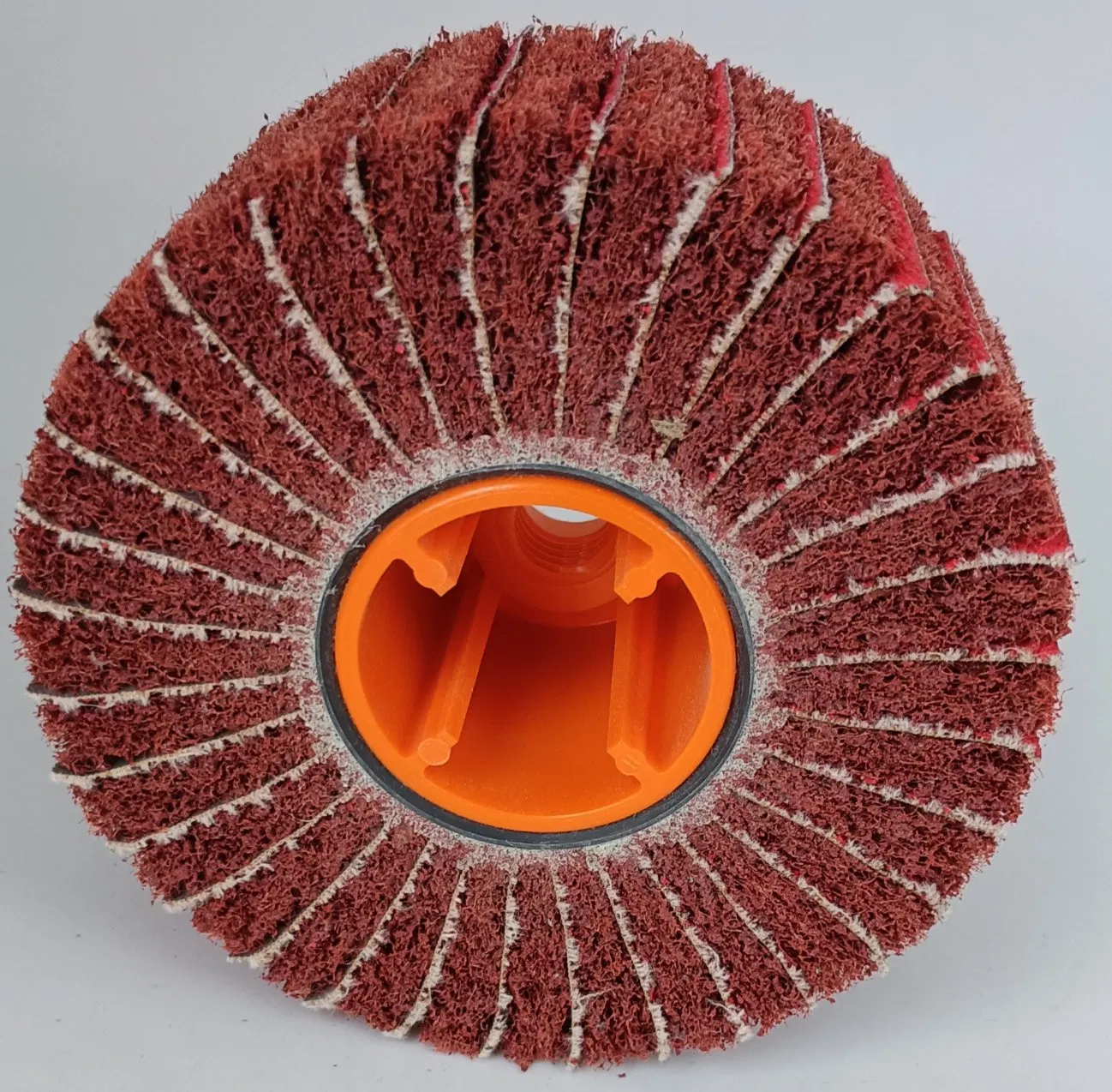 Абразивный лепестковый круг из нетканого материала