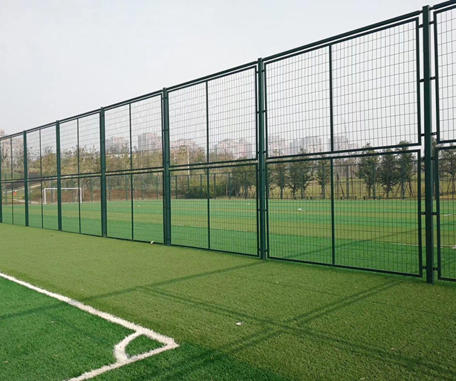 Economic Soccer Fence Net for School & Community Field Easy Installation with Durable Poles & Clips