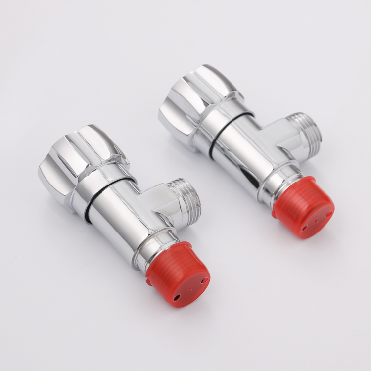 Латунный угловой вентиль с хромированным краном