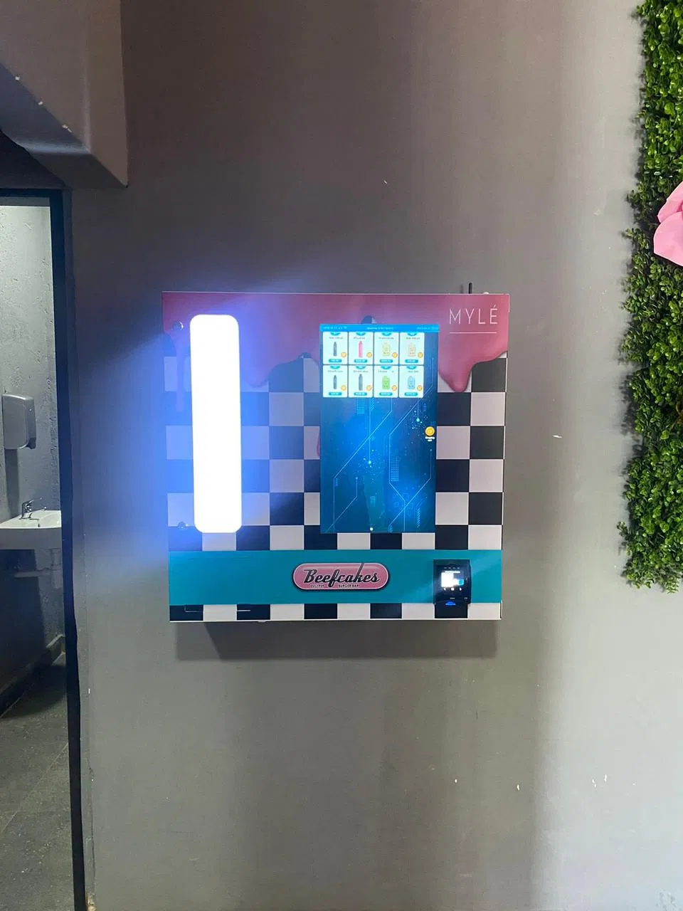 Weimi Mini Wall Mounted Smart Vape Vending Machine with ID Age Verifier Card Reader for Tampon Napkins