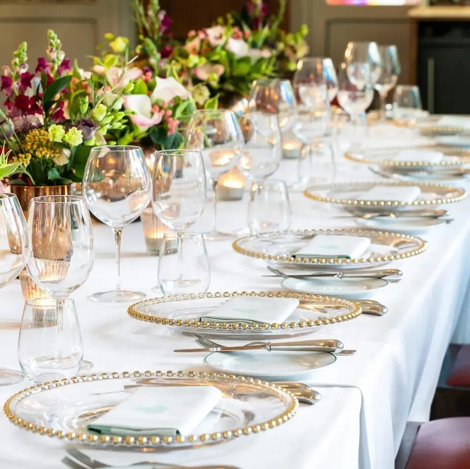 Wholesale Reusable 13inch Clear Acrylic Charger Plates with Gold Beaded Rim for Wedding Birthday Dinner Tableware Plates