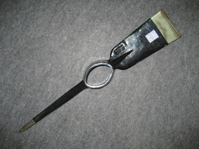 Portable and Durable Steel Pickaxe, Suitable for Various Working Conditions. Workers, Farmers, and Prospectors All Praise Its Effectiveness.