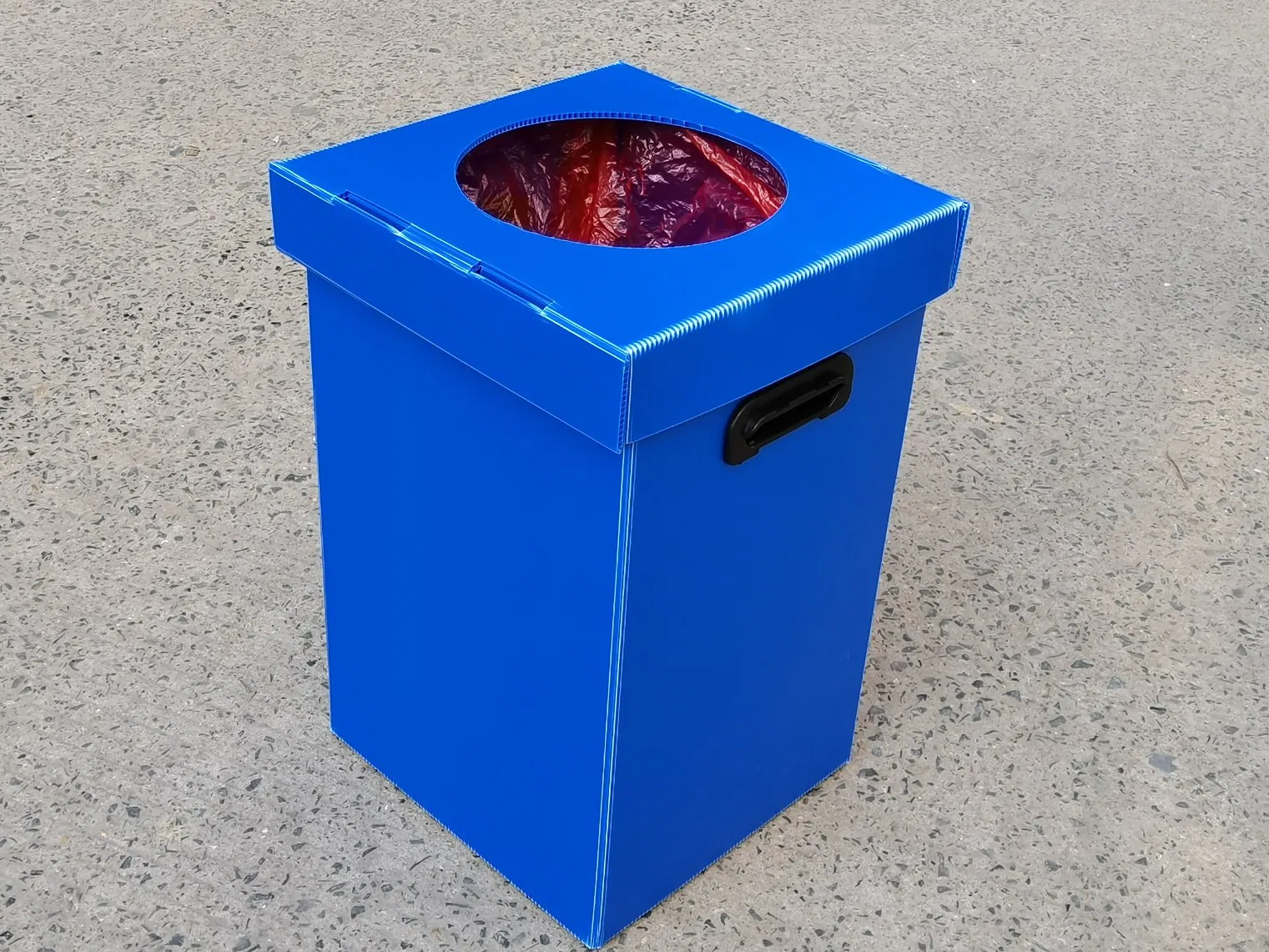 Прочный пластиковый контейнер для мусора с крышкой