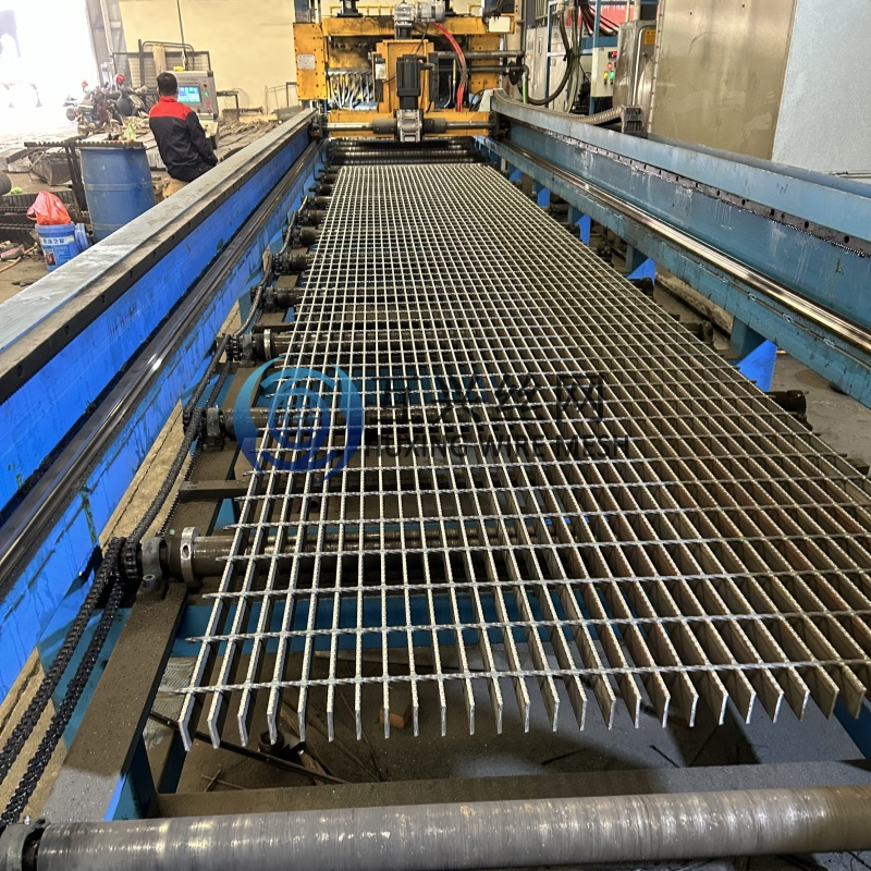 Heavy Duty Close Mesh Press Weld Twisted Bar Tooth Shape Serrated Steel Grating Walkway Panel for Flooring/Platform/Stairs/Loading Ramps