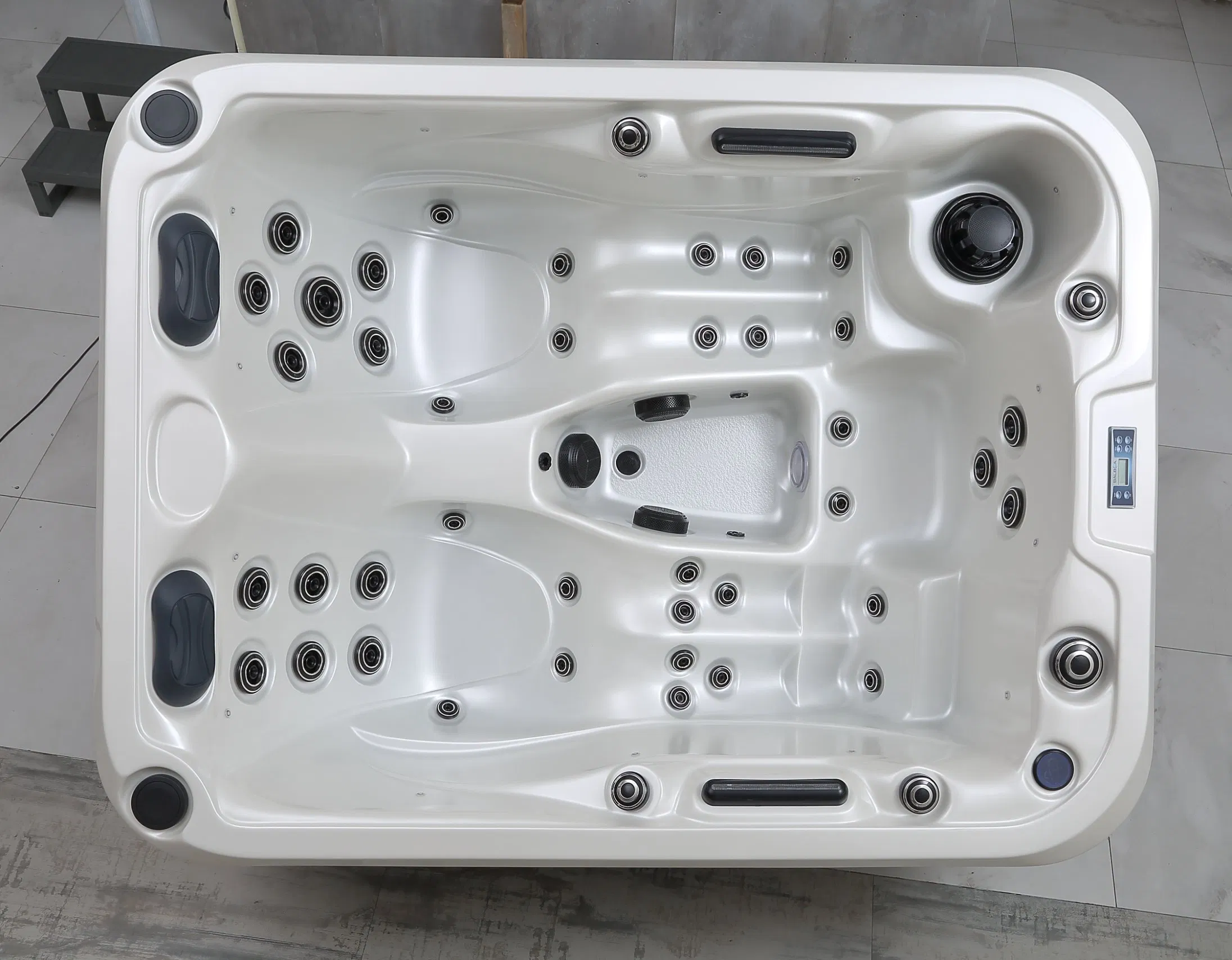 Акриловая гидромассажная ванна SPA для улицы DEWO