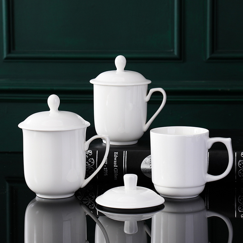 Минималистичная керамическая чашка для подарка