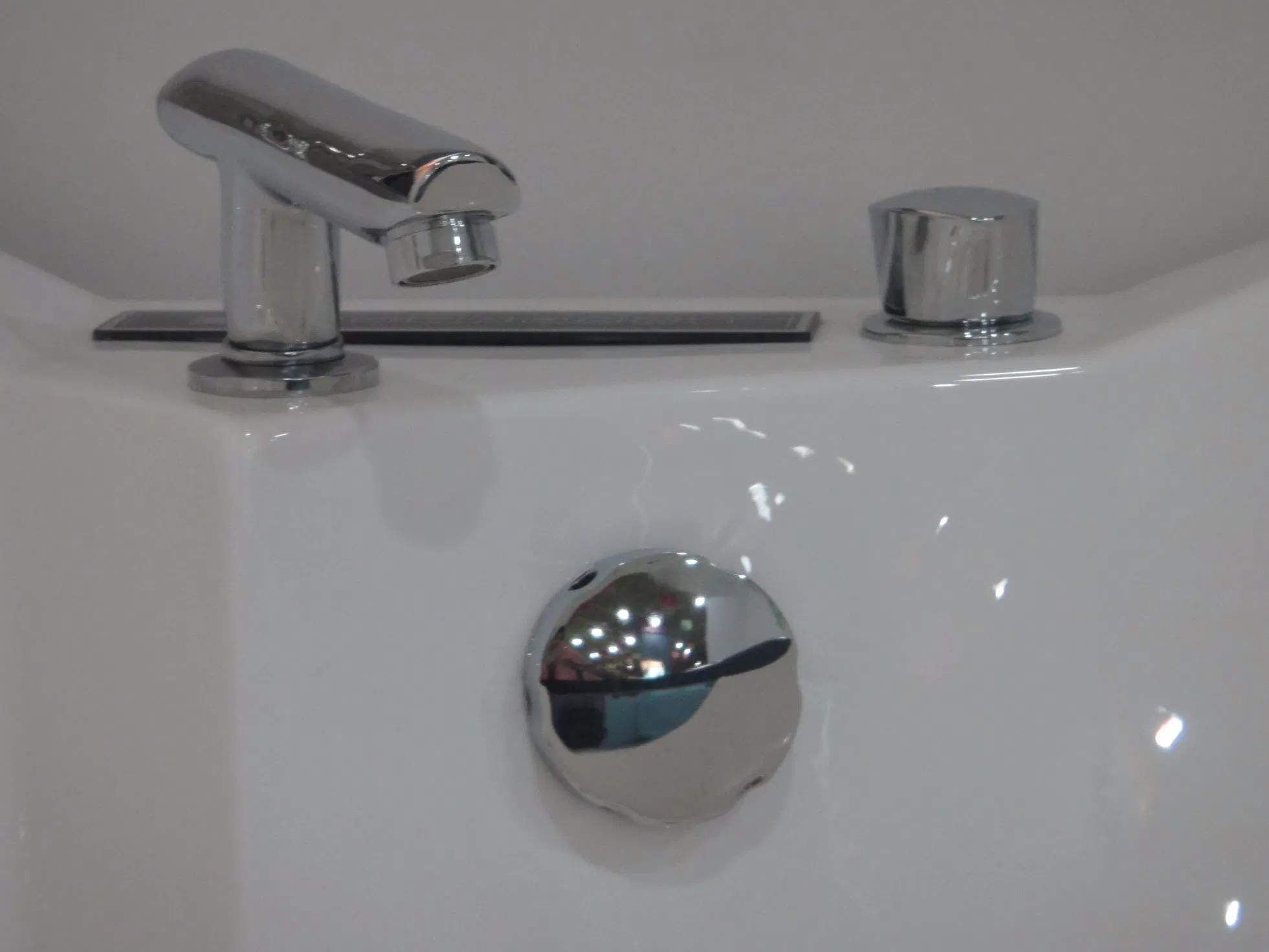 Угловая ванна с гидромассажем и компьютерным управлением