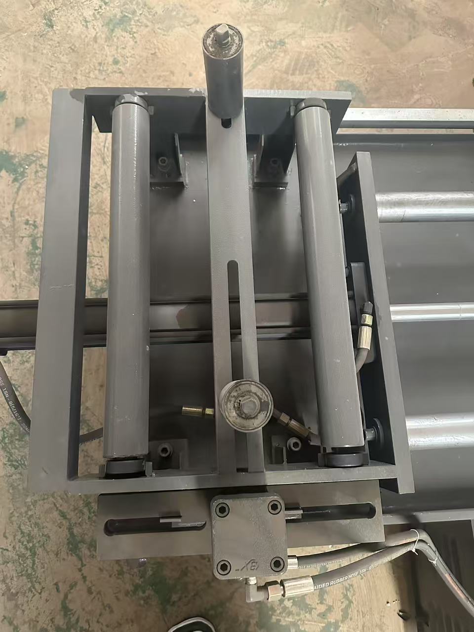 Станок ленточнопильный горизонтальный полуавтоматический с ручным натяжением