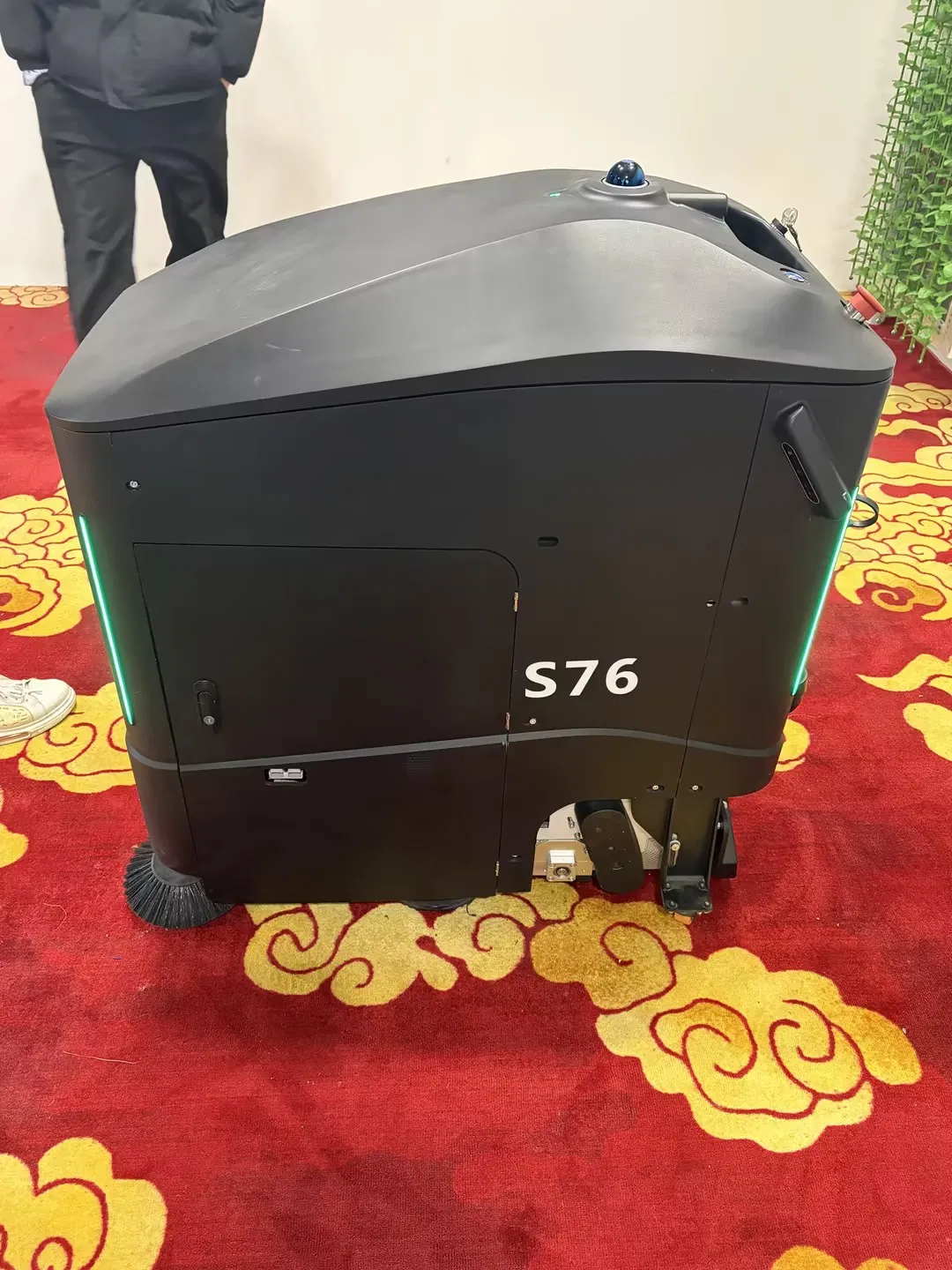Smart Commercial Floor Cleaning Robot Auto-Charging Water Refilling 3D Lidar Ai Navigation 1200m2/H
