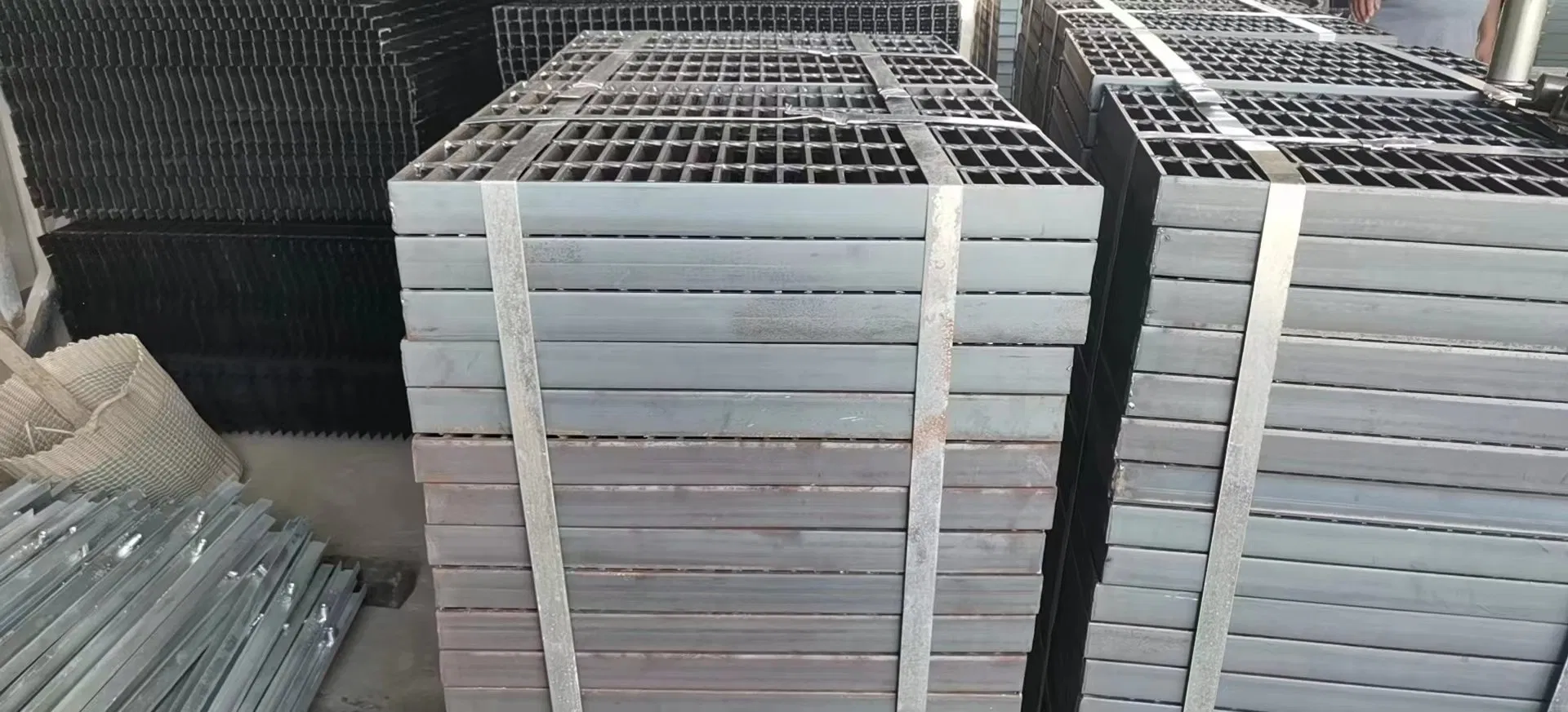 Hot DIP Galvanized Zinc Coated Industrial Heavy Duty Steel Grating with High Quality and Fast Delivery