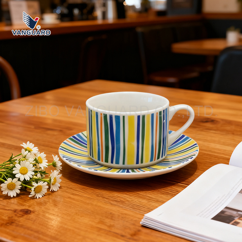 Набор керамических чашек с блюдцами и печатью