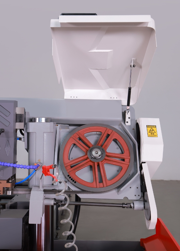 Ленточнопильный станок по металлу автоматический