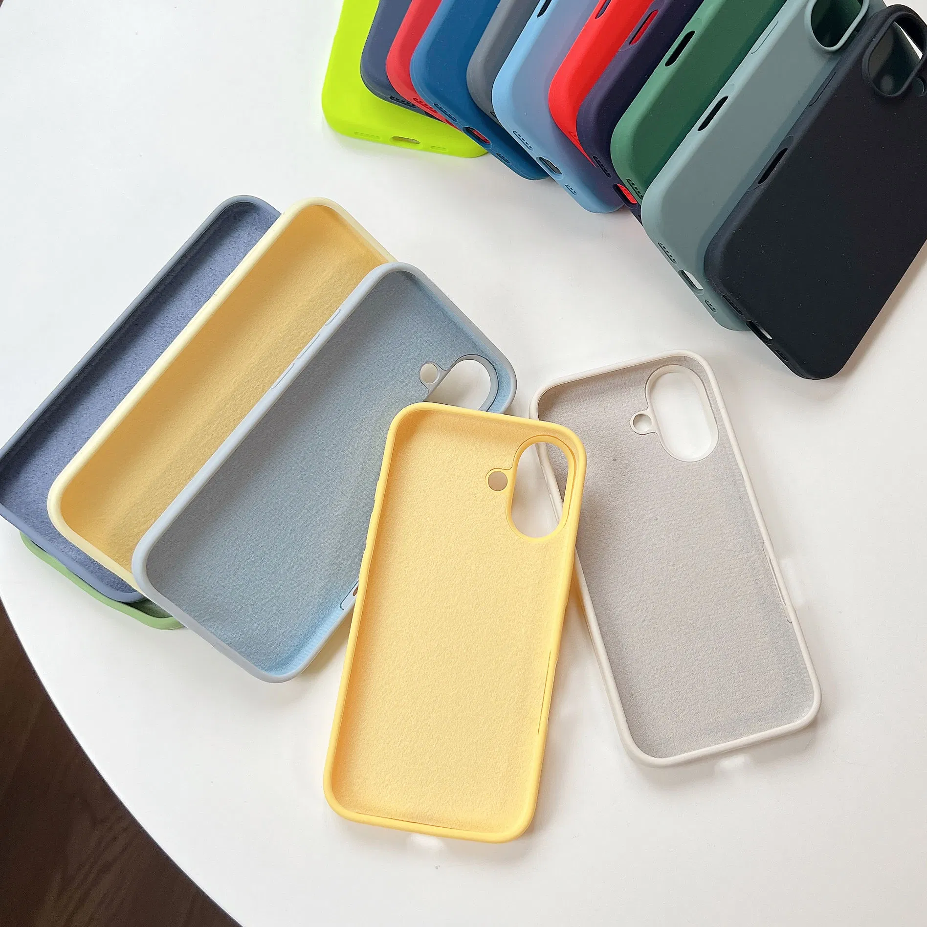 Чехол из жидкого силикона для iPhone 16 серии